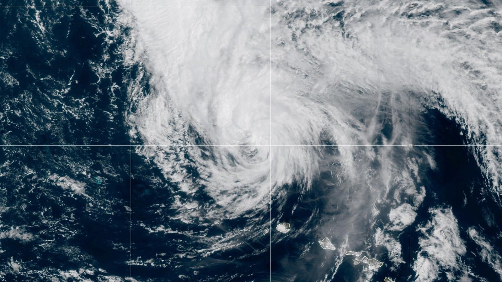 Hurricane Lowell leaves nearly all of Kauai without power as storm pulls north