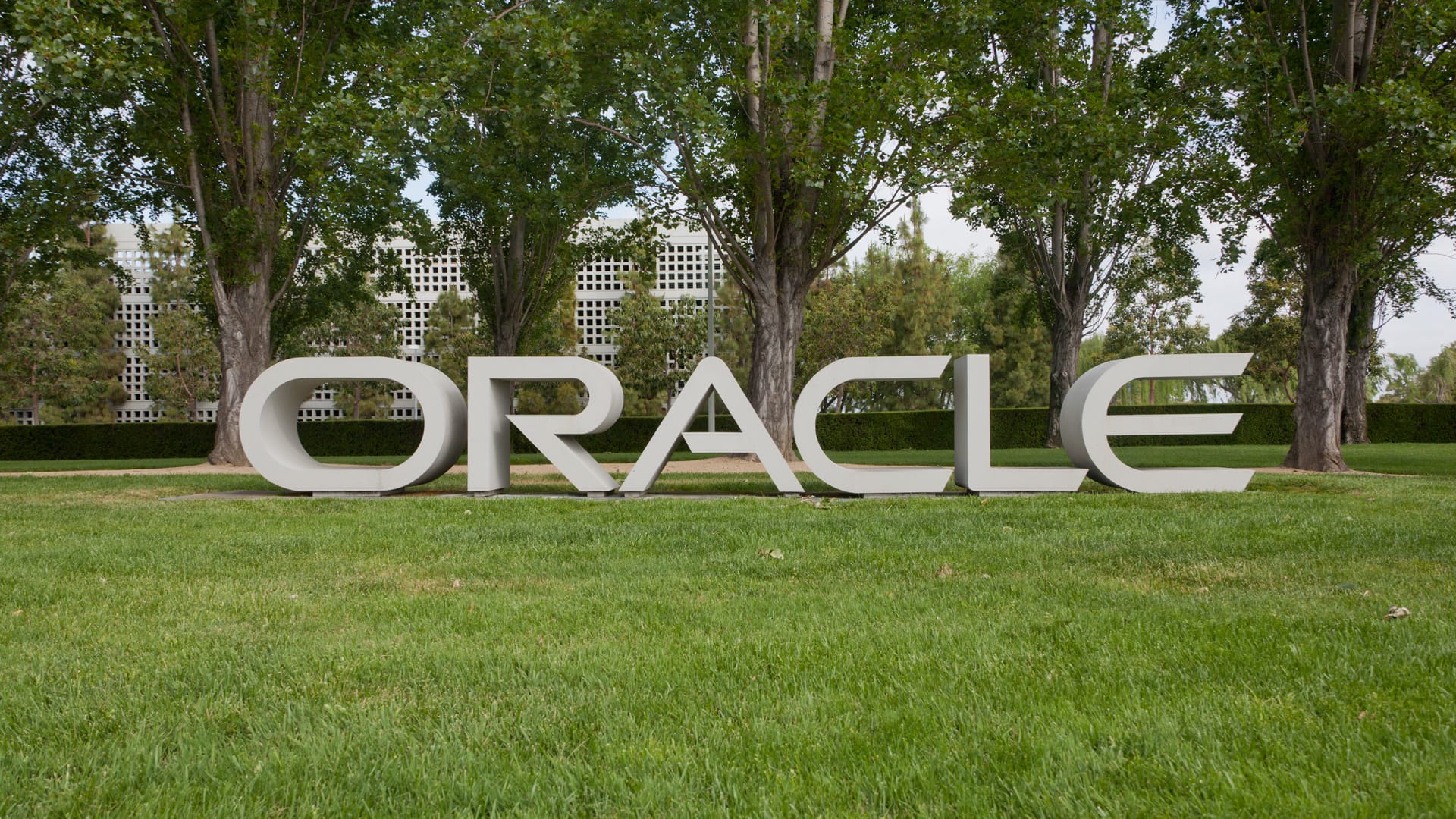 Oracle starts another layoff round; roles cut as “broader organizational change”