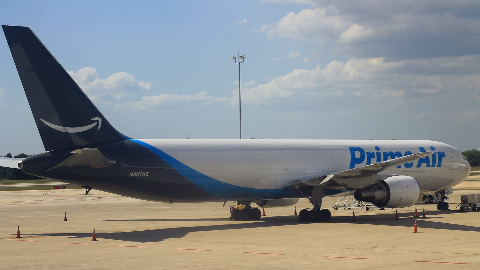 At least 5 dead after Amazon Prime Air / 21 Air 767 overruns MIA runway, strikes vehicles